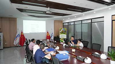 Enter Engineering의 품질 검사 전문가 Vijay가 Hongyi 생산 기지에 왔습니다.